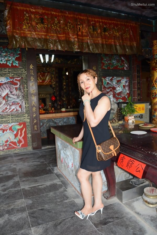 穿高跟拖鞋的金发长腿美妇在福建玩耍[第4张/共35张]