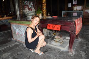 穿高跟拖鞋的金发长腿美妇在福建玩耍