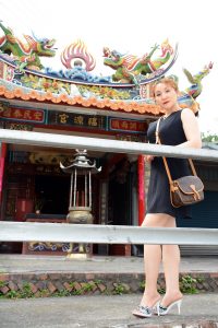 穿高跟拖鞋的金发长腿美妇在福建玩耍