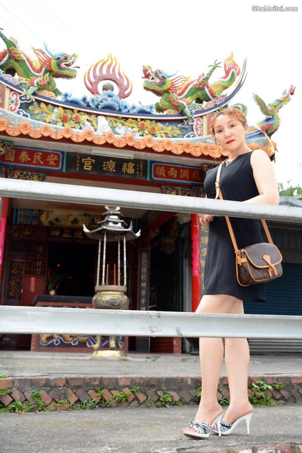 穿高跟拖鞋的金发长腿美妇在福建玩耍[第7张/共35张]