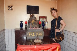 穿高跟拖鞋的金发长腿美妇在福建玩耍