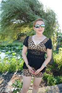 穿超短豹纹短裙的熟女田园风光