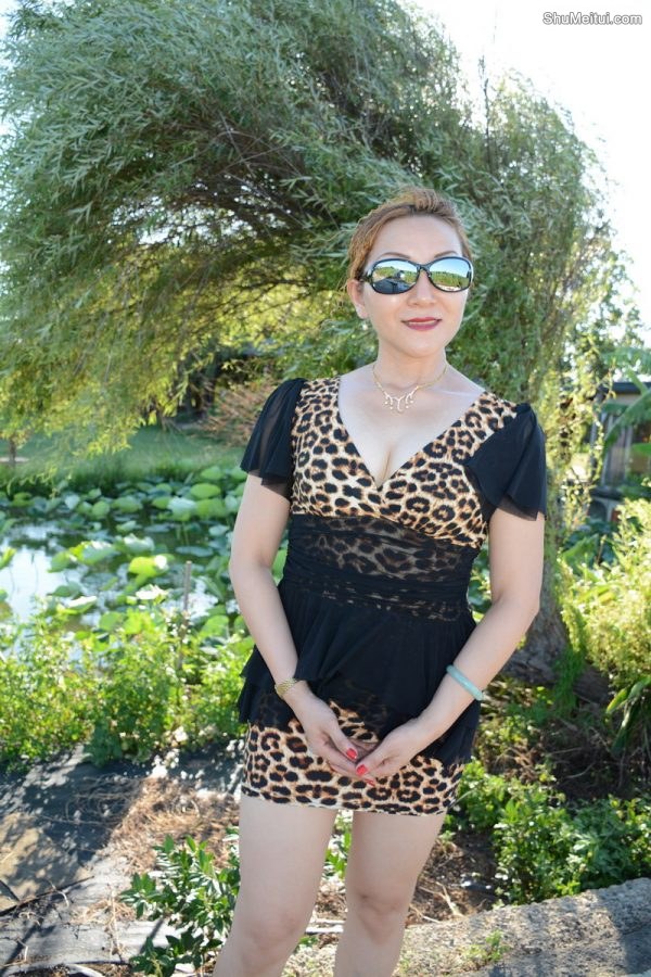 穿超短豹纹短裙的熟女田园风光[第13张/共32张]