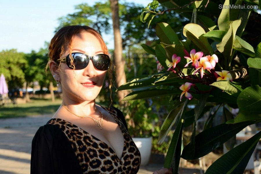 穿超短豹纹短裙的熟女田园风光[第14张/共32张]