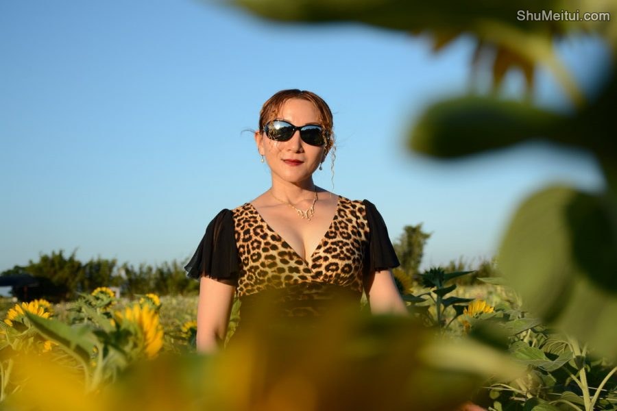 穿超短豹纹短裙的熟女田园风光[第15张/共32张]