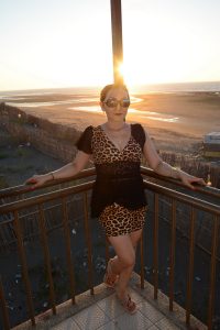 穿超短豹纹短裙的熟女田园风光