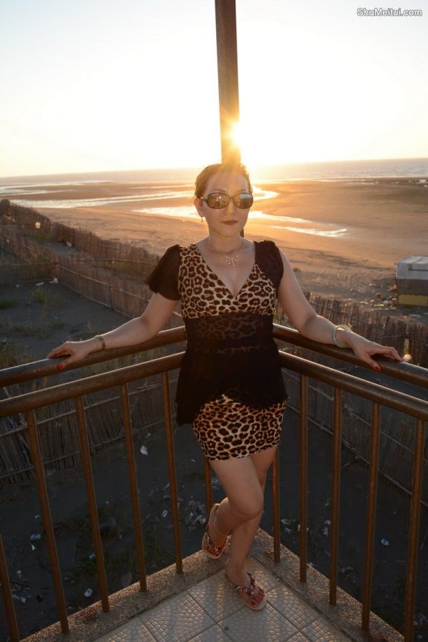 穿超短豹纹短裙的熟女田园风光[第16张/共32张]