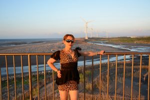 穿超短豹纹短裙的熟女田园风光