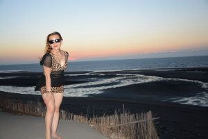 穿超短豹纹短裙的熟女田园风光