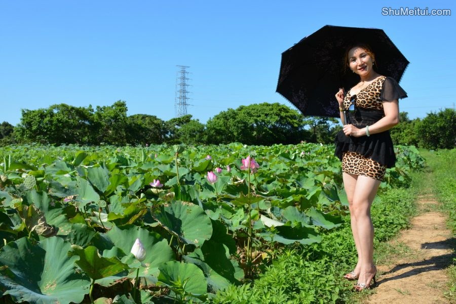 穿超短豹纹短裙的熟女田园风光[第4张/共32张]