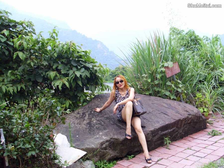 金发墨镜美熟宝岛甜甜山野度假村秀丰满长腿[第15张/共23张]