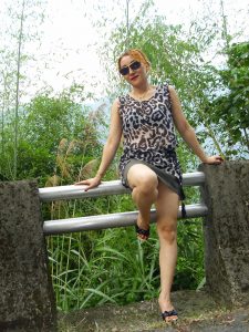 金发墨镜美熟宝岛甜甜山野度假村秀丰满长腿