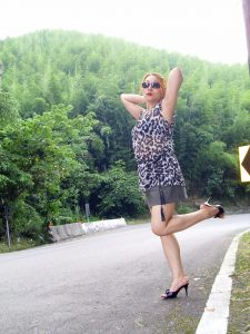 金发墨镜美熟宝岛甜甜山野度假村秀丰满长腿