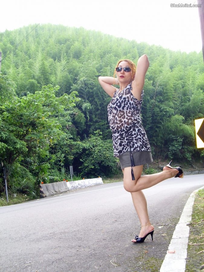 金发墨镜美熟宝岛甜甜山野度假村秀丰满长腿[第18张/共23张]