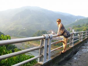 金发墨镜美熟宝岛甜甜山野度假村秀丰满长腿