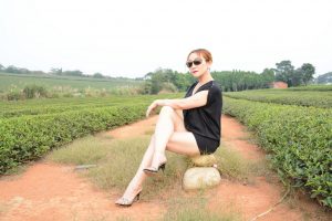 在茶园里穿超短裙秀美腿的墨镜熟女微微走光