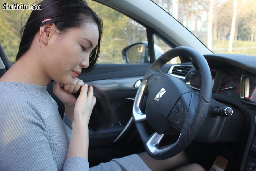 彤姐穿丝袜在车上摆出各种pose[第4张/共9张]