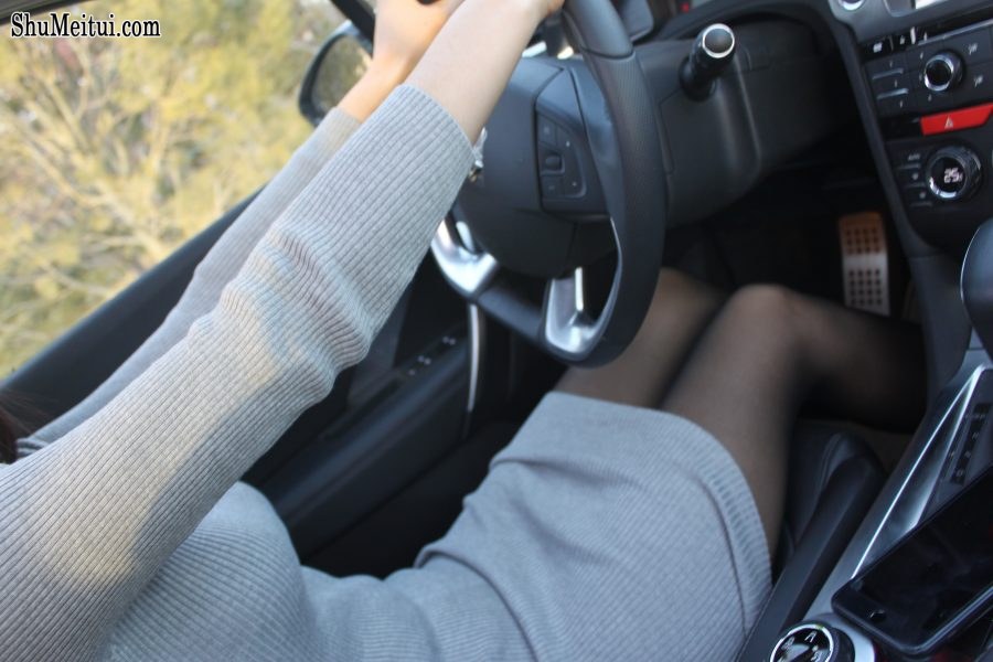 彤姐穿丝袜在车上摆出各种pose[第5张/共9张]