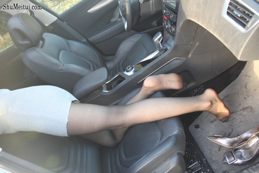 彤姐穿丝袜在车上摆出各种pose[第8张/共9张]