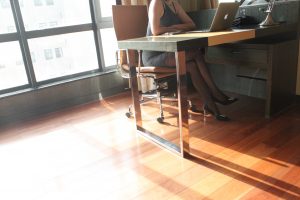 短发熟女彤姐在家里沙发椅子床上浴缸里秀黑丝