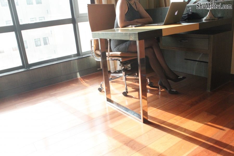 短发熟女彤姐在家里沙发椅子床上浴缸里秀黑丝[第17张/共34张]