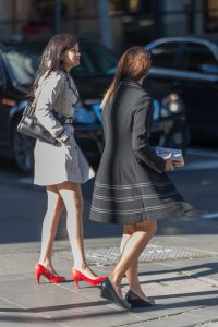 穿红色高跟鞋的外国大姐