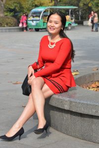 玉腿有光泽的妇女脚踩细高跟鞋