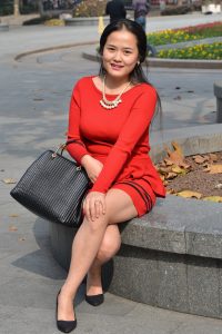 玉腿有光泽的妇女脚踩细高跟鞋