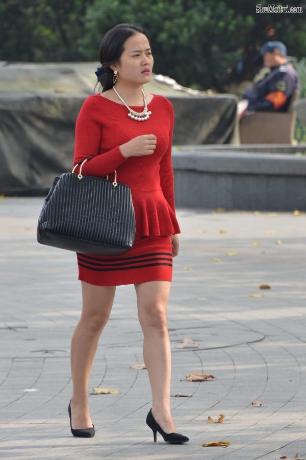 玉腿有光泽的妇女脚踩细高跟鞋[第6张/共6张]