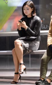 穿细高跟翘腿的上班族美女在等公交