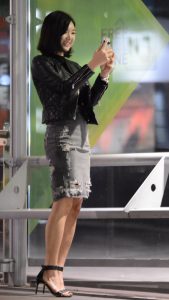 穿细高跟翘腿的上班族美女在等公交