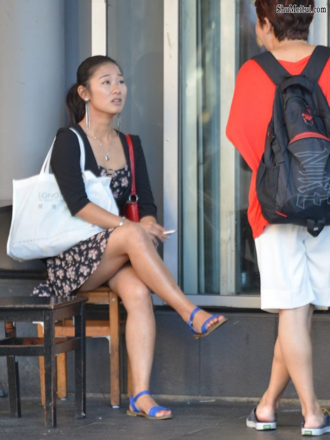 街头吸烟的妇女抬起光滑的玉腿的瞬间[第2张/共3张]