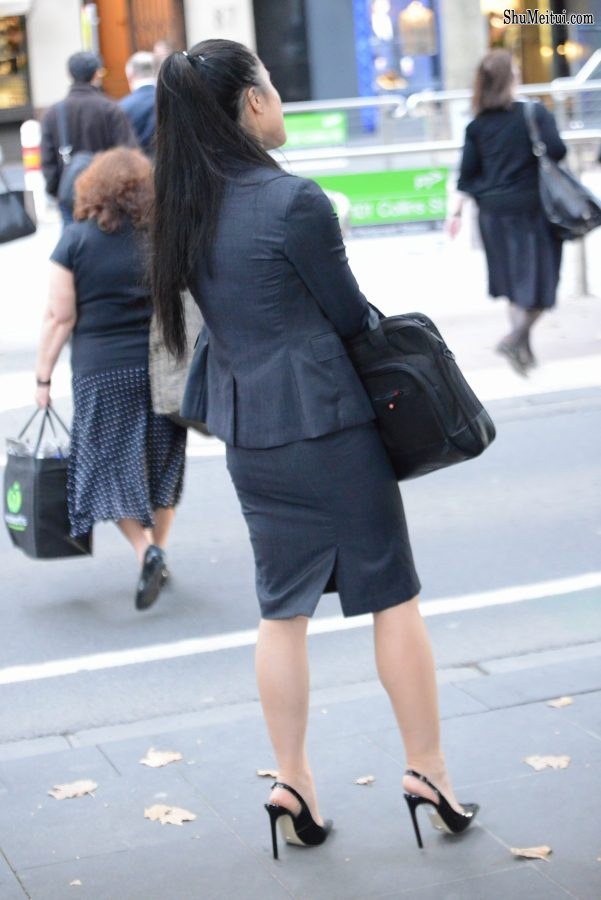 穿西装套裙的销售主管街拍[第2张/共4张]