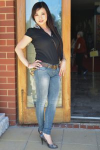 穿紧身牛仔裤高跟鞋的气质美女有味道