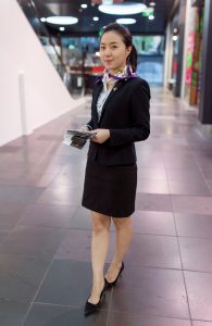 商场里的制服工作人员尖头细高跟鞋