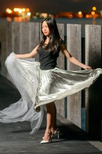 熟女摩卡穿乳白色尖头红底高跟外拍裙角飞扬