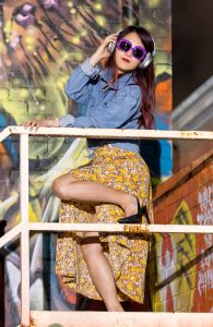 内心狂野的辛迪姐踩高跟鞋拍照片