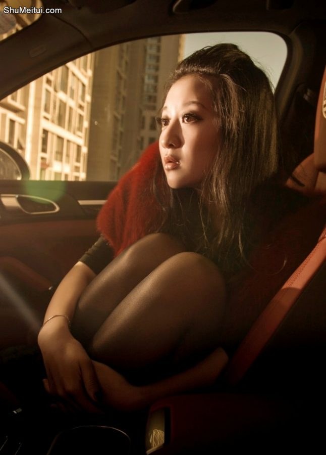 一生一世的黑丝袜长腿当车模[第1张/共7张]