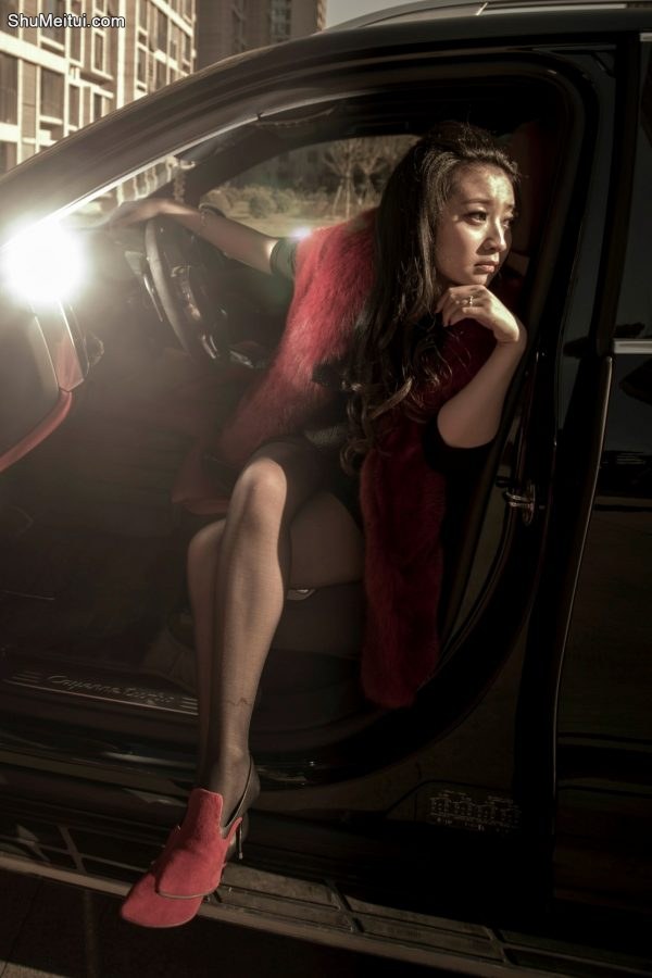 一生一世的黑丝袜长腿当车模[第2张/共7张]
