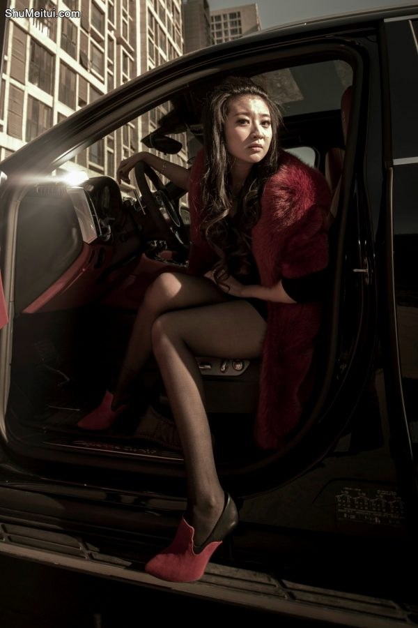 一生一世的黑丝袜长腿当车模[第3张/共7张]