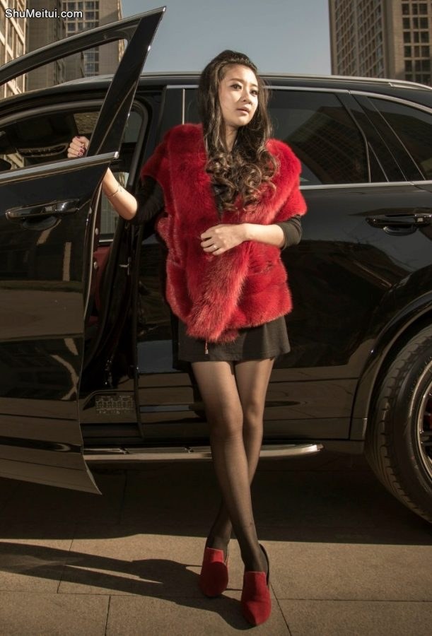 一生一世的黑丝袜长腿当车模[第4张/共7张]