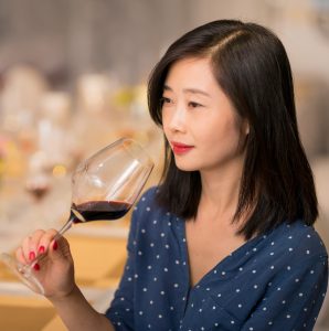 精致的熟女品味红酒高跟脚诱惑