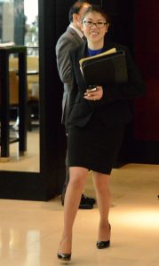 戴眼镜穿制服肉丝高跟的销售妹