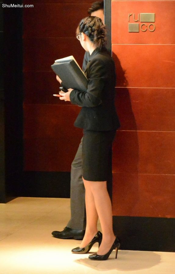 戴眼镜穿制服肉丝高跟的销售妹[第2张/共3张]