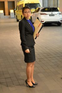 戴眼镜穿制服肉丝高跟的销售妹