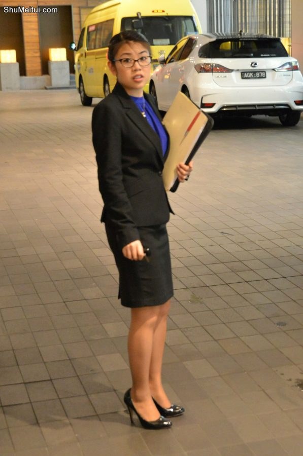 戴眼镜穿制服肉丝高跟的销售妹[第3张/共3张]