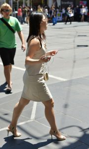 街拍戴墨镜踩高跟鞋的大嫂