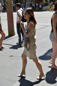 街拍戴墨镜踩高跟鞋的大嫂