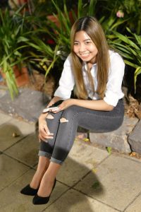 抓拍穿牛仔裤细高跟鞋的人妻