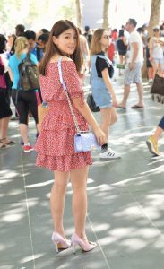 陪一位美腿姐姐逛街时拍摄的照片